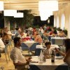 Ristorante affollato con persone a tavola.