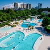 Un parco acquatico con piscine e scivoli.
