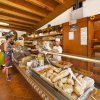 Un panificio con pane e prodotti freschi al bancone.