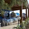 Ristorante all'aperto vicino al mare con tavoli e sedie bianche.