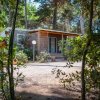 Bungalow immerso nella vegetazione tra alberi.