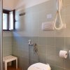 Bagno con doccia, lavabo e finestra aperta.