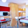 Monolocale con cucina e letto a castello.