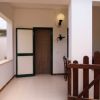 Ingresso di una casa con cancello in legno.