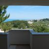 Balcone con vista mare e campagna verde.