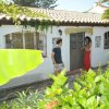 Due persone davanti a una casa bianca.