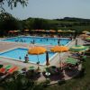 Due piscine circondate da ombrelloni colorati.
