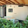 Veranda con tavolo, sedie e ingresso aperto.