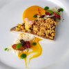 Filetto di pesce con riso soffiato e salsa arancione.