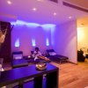Sala relax con lettini e illuminazione blu soffusa.