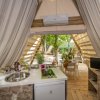 Interno di una tenda glamping con tavolo e sedie all'aperto.