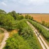 Percorso ciclabile immerso nel verde e campi aperti.