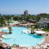 Complesso turistico con piscine e sdraio.