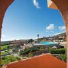 Vista di un resort con piscina e giardini.