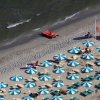 Ombrelloni blu e bianchi su una spiaggia sabbiosa.