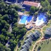 Vista aerea di un complesso con piscine e alberi.