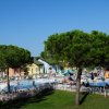 Piscina all'aperto con ombrelloni e sedie a sdraio.