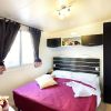 Camera da letto con letto matrimoniale e arredamento moderno.