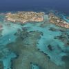 Isole circondate da mare turchese e barche.