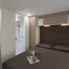 Camera da letto moderna con bagno annesso.