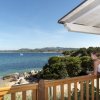 Donna in terrazza con vista mare.