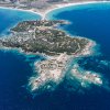 Veduta aerea di una costa rocciosa.