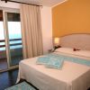 Camera da letto con letto matrimoniale e vista mare.