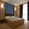 Camera da letto con letto matrimoniale e pareti blu e beige.