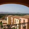 Vista panoramica dalla terrazza di un edificio su paesaggio collinare.
