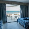 Camera con vista mare, letto e divano.