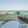 Balcone con tavolo e sedie vista mare.
