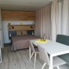 Interno moderno con letto, tavolo e sedie.