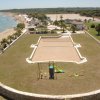 Area giochi su prato vicino al mare.