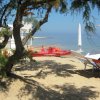 Barca di salvataggio rossa su spiaggia sabbiosa.