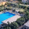 Vista dall'alto di una grande piscina con sdraio.