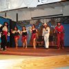 Spettacolo teatrale con attori vestiti da pirati.