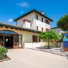 Edificio con ingresso reception e cartello.