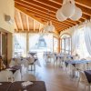 Ristorante luminoso con tavoli apparecchiati.