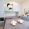 Camera da letto con letto matrimoniale e armadio.