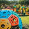 Parco giochi colorato con struttura a cupola.