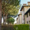 Alberi e case con tetti tradizionali.