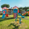 Parco giochi con scivoli e altalena.
