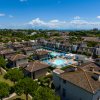 Complesso residenziale con piscina centrale.