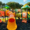 Scivoli colorati in un parco giochi.