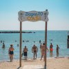 Insegna Bagno 20 Oasi sulla spiaggia.