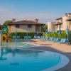 Piscina con ombrelloni e lettini blu.