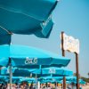 Ombrelloni blu su spiaggia, insegna 