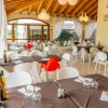 Ristorante elegante con tavoli apparecchiati.