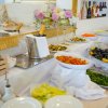 Buffet di piatti assortiti su un tavolo elegante.