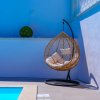 Poltrona sospesa e piscina in cortile.